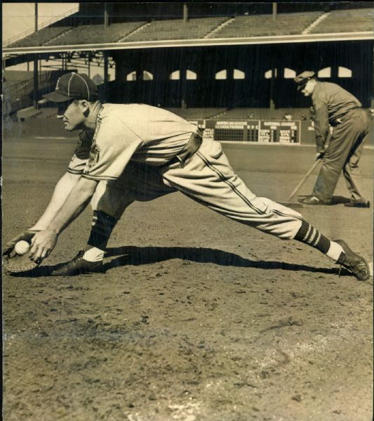 1940 George McQuinn St. Louis Browns "The Sporting News Collection Archives" Original 7" x 8" Photo (Sporting News Collection Hologram/MEARS Photo LOA)