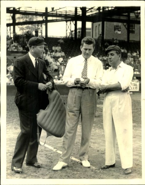 1933 Base Line Conversation "The Sporting News Collection Archives" Original 7" x 9" Photo (Sporting News Collection Hologram/MEARS Photo LOA)