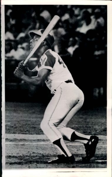 1973 Hank Aaron Atlanta Braves “Seattle Times” Original 6.25 x 10 News Photo (“Seattle Times” Hologram/MEARS LOA)