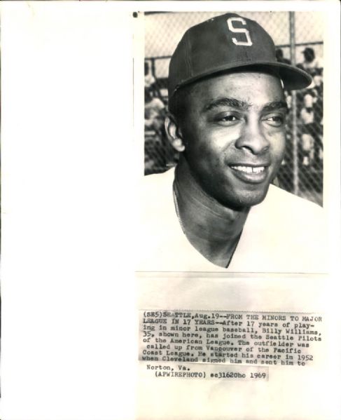 1969 Billy Williams Vancouver Mounties PCL "Seattle Times Archives" Original 8" x 10" Photo (Seattle Times Hologram/MEARS LOA)