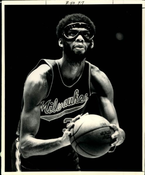 1974 Kareem Abdul-Jabbar Milwaukee Bucks "The Sporting News Collection Archives" Original 8" x 10" Photo (Sporting News Collection Hologram/MEARS Photo LOA)