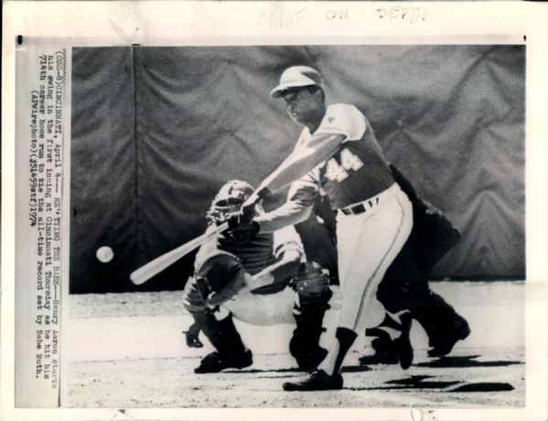1974 Hank Aaron Atlanta Braves Ties Babe Ruth "Boston Herald Collection Archives" Original 9" x 7" Photo (BH Hologram/MEARS LOA)