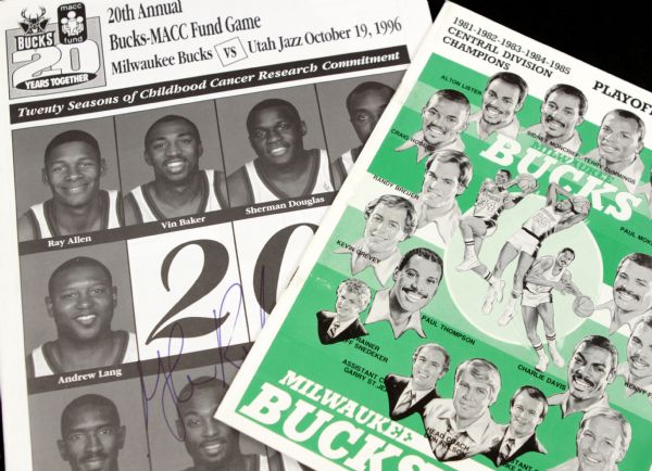 1984-96 Milwaukee Bucks Publication - Lot of 2 w/Glenn Robinson Autograph 