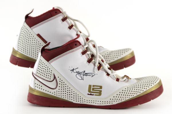 2009 LeBron James Cleveland Cavaliers Signed Game Worn Nike Air Zoom Soldier 2 Shoes (Upper Deck COA)