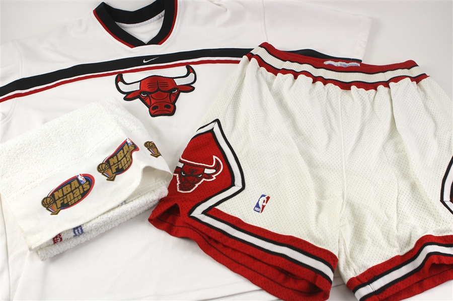 1990s-2000s Chicago Bulls Game Worn Apparel - Lot of 3 w/ Home Uniform Shorts, Shooting Shirt & 1998 NBA Finals Towel (MEARS LOA)