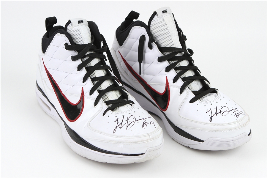 2009-10 Luol Deng Chicago Bulls Signed Game Worn Nike Sneakers (MEARS LOA/*JSA*)