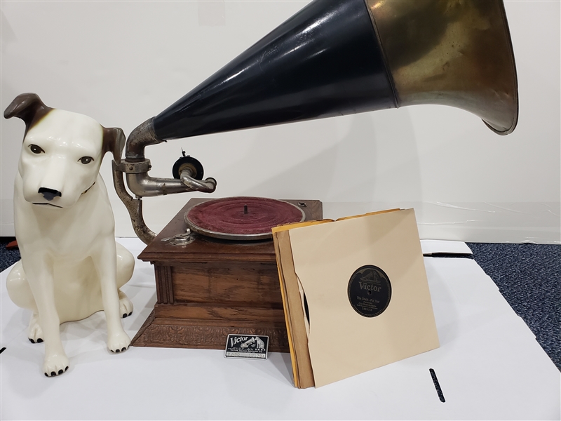 1904 Victor Talking Machine & 18” Niipper Dog