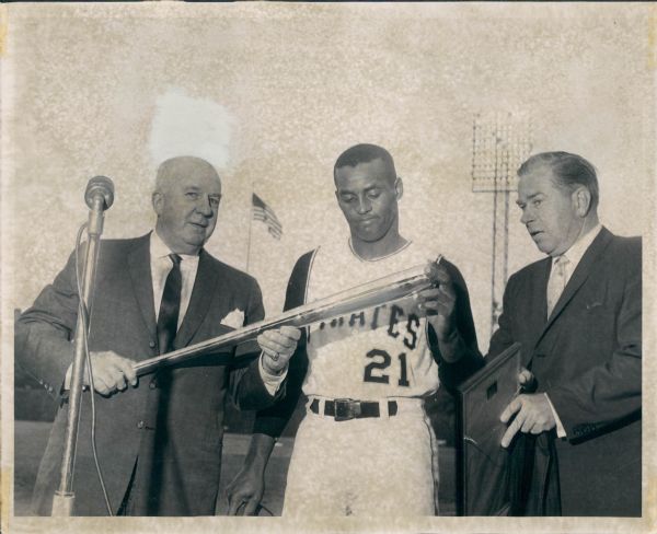 1962 Roberto Clemente Pittsburgh Pirates "The Sporting News Collection Archives" Original Type 1 8" x 10" Photo (Sporting News Collection Hologram/MEARS Type 1 Photo LOA)