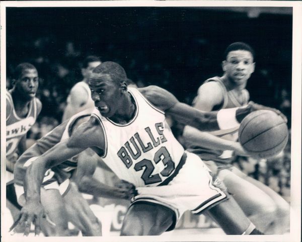 1986 Michael Jordan Chicago Bulls vs. Hawks "Chicago Sun-Times" Original Type 1 8" x 10" Photo (Sun Times Hologram/MEARS Type 1 Photo LOA)
