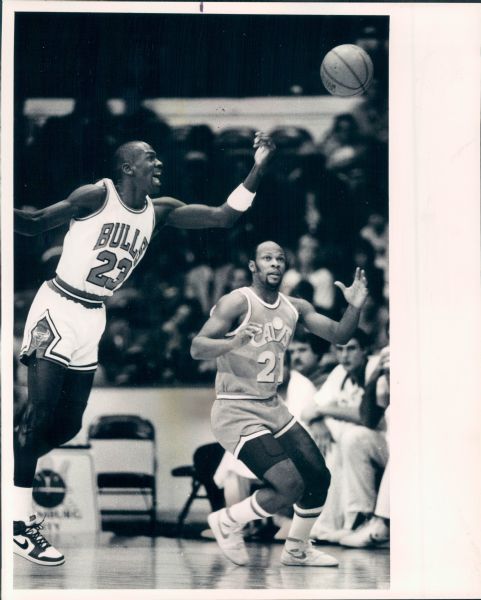 1985 Michael Jordan Chicago Bulls "Chicago Sun-Times" Original Type 1 8" x 10" Photo  (Sun Times Hologram/MEARS Type 1 Photo LOA)