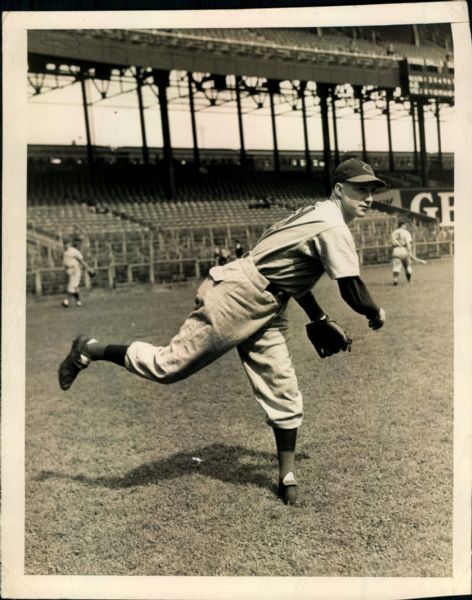 1939-46 Bucky Walters Cincinnati Reds "The Sporting News Collection Arcives" Original Type 1 Photo (Sporting News Collection Hologram/MEARS Type 1 Photo LOA)