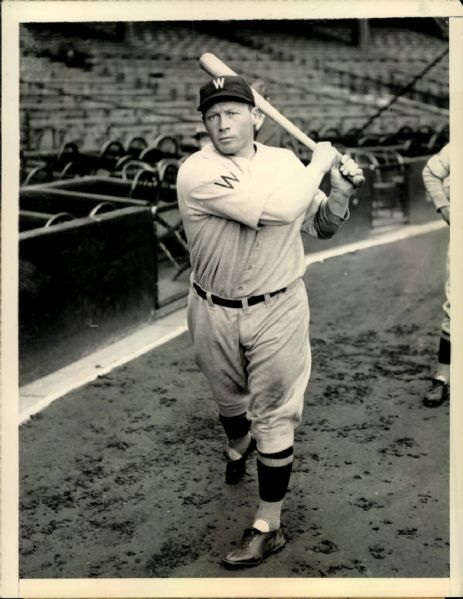 1931-34 circa Dave Harris Washington Senators "The Sporting News Collection Archives" Original Type 1 6.5" x 8.5" Photo (Sporting News Collection Hologram/MEARS Type 1 Photo LOA)