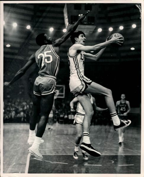 1967 Pete Maravich LSU Tigers "The Sporting News Collection Archives" Original 8" x 10" Photo (Sporting News Collection Hologram/MEARS Photo LOA)