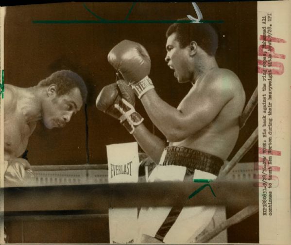 1971-76 Muhammad Ali "Chicago Sun-Times" Original Type 1 Laser Photo - Lot of 12 (Sun Times Hologram/MEARS Type 1 Photo LOA)