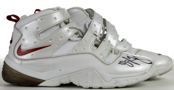 2009-10 Thaddeus Young Philadelphia 76ers Signed Game Worn Shoes - MEARS LOO - JSA
