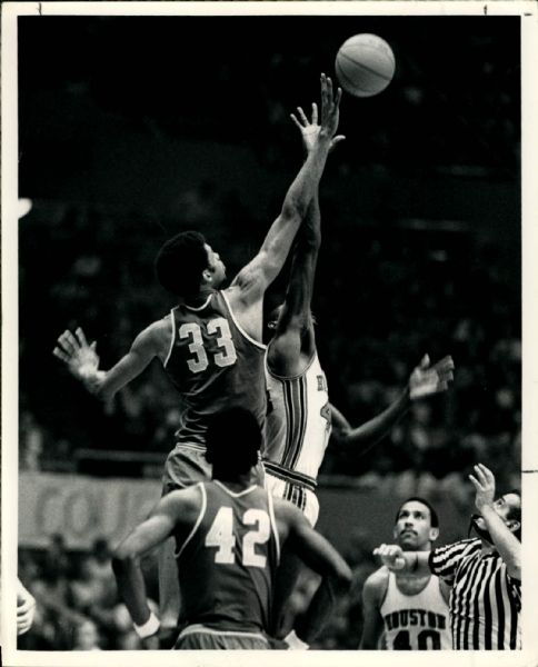 1968 Lew Alcindor UCLA Bruins "The Sporting News Collection Archives" Original 8" x 10" Photo (Sporting News Collection Hologram/MEARS Photo LOA)