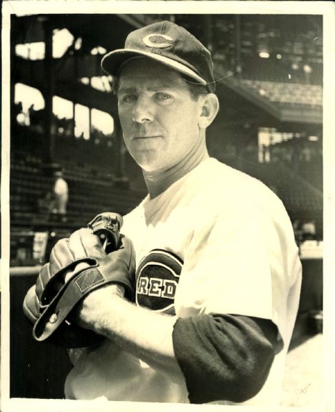 1939-42 circa Paul Derringer Cincinnati Reds "The Sporting News Collection Archives" Original 8" x 10" Photo (Sporting News Collection Hologram/MEARS Photo LOA)