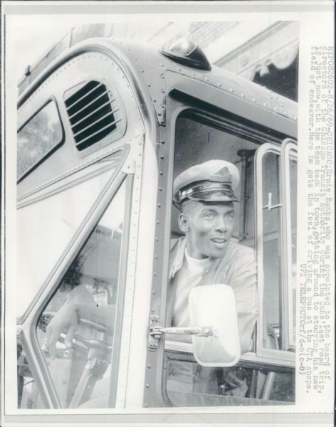 1969 Ernie Banks driving a bus in Chicago Sport Magazine Wire Photo - Chicago Cubs