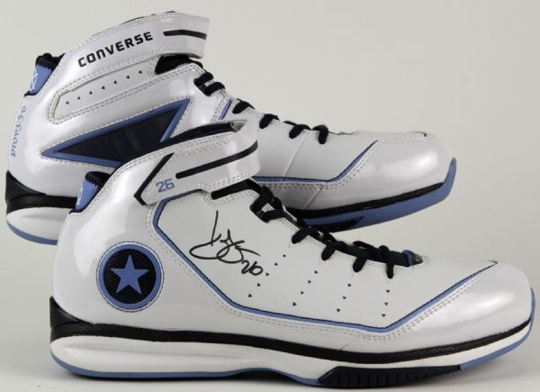 2008-09 Kyle Korver Utah Jazz Signed Game Issued Converse Shoes  (MEARS LOO) (JSA Auction LOA)