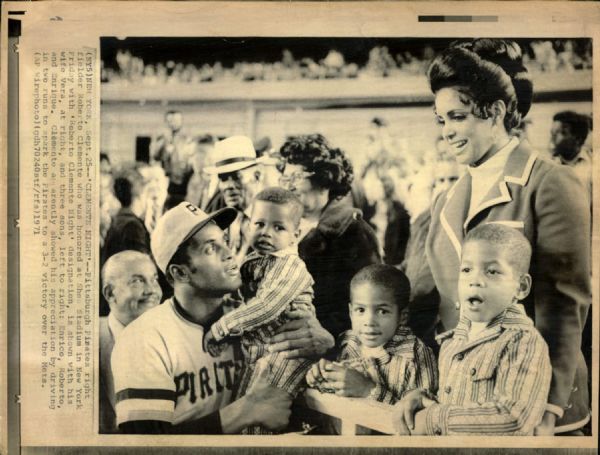 1971 Roberto Clemente Pittsburgh Pirates "The Sporting News Collection Archives" Original 8" x 10.5" Photo (Sporting News Collection Hologram/MEARS Photo LOA)