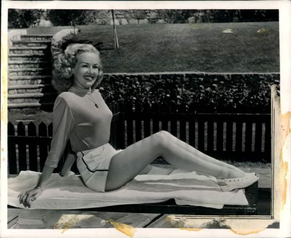 1940s Betty Grable Pin-Up Model "The Sporting News Collection Archives" Original 8" x 10" Photo (Sporting News Collection Hologram/MEARS Photo LOA)