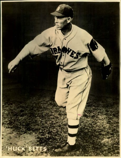 1932-35 circa Huck Betts Boston Braves "The Sporting News Collection Archives" Original 7.5" x 9.5" Photo (Sporting News Collection Hologram/MEARS Photo LOA)