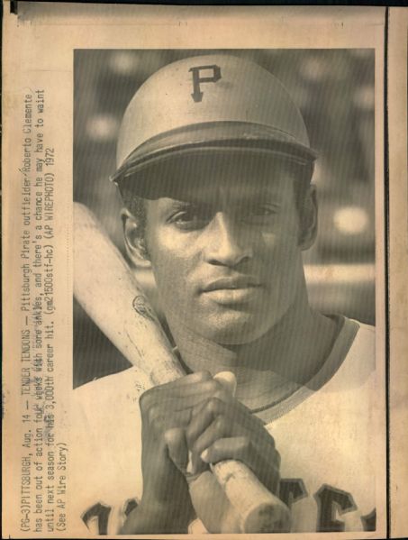1972 Roberto Clemente Pittsburgh Pirates "The Sporting News Collection Archives" Original 8" x 10.5" Photo (Sporting News Collection Hologram/MEARS Photo LOA)