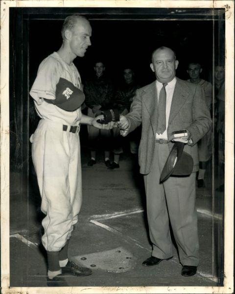 1943-44 circa Pete Gray St. Louis Browns Memphis Chickasaws "The Sporting News Collection Archives" Original 7" x 9" Photo (Sporting News Collection Hologram/MEARS Photo LOA)