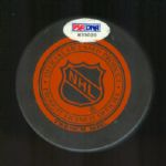 Jeremy Roenick Blackhawks Signed Puck (PSA/DNA)