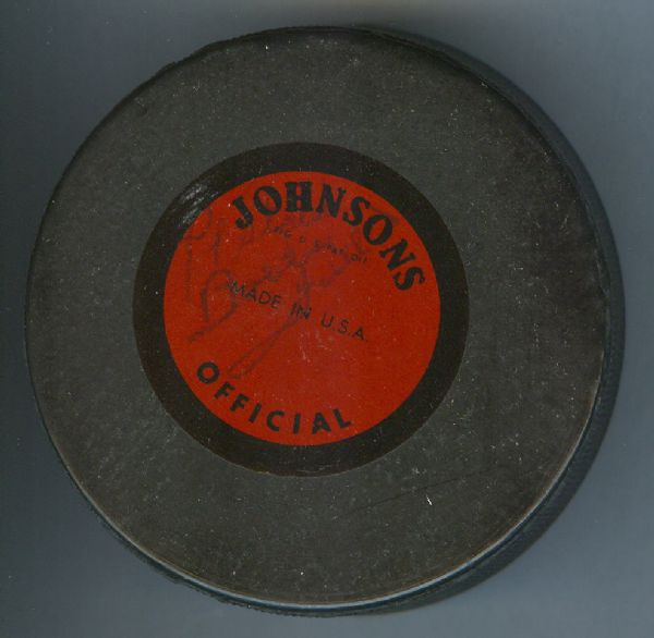 Chicago Blackhawks Great Bobby Hull Vintage Signed Vintage Puck (PSA/DNA)
