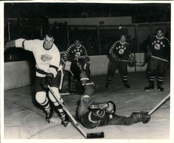 1950 Gordie Howe Detroit Red Wings "The Sporting News Collection Archives" Original 8" x 10" Photo (Sporting News Collection Hologram/MEARS Photo LOA)
