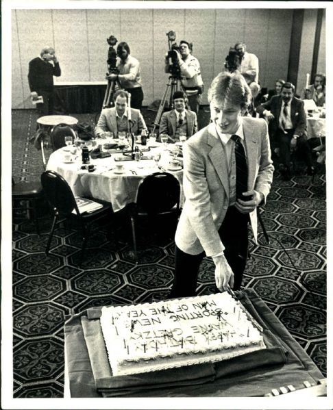 1982 Wayne Gretzky Edmonton Oilers "The Sporting News Collection Archives" Original 8" x 10" Photo (Sporting News Collection Hologram/MEARS Photo LOA)
