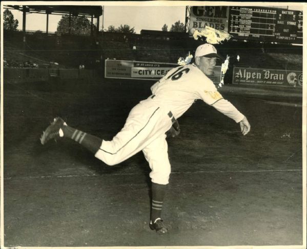 1947 Dizzy Dean St. Louis Browns "The Sporting News Collection Archives" Original 7.5" x 9.5" Photo (Sporting News Collection Hologram/MEARS Photo LOA)
