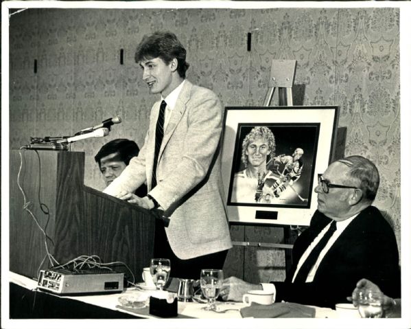 1982 Wayne Gretzky Edmonton Oilers "The Sporting News Collection Archives" Original 8" x 10" Photo (Sporting News Collection Hologram/MEARS Photo LOA)