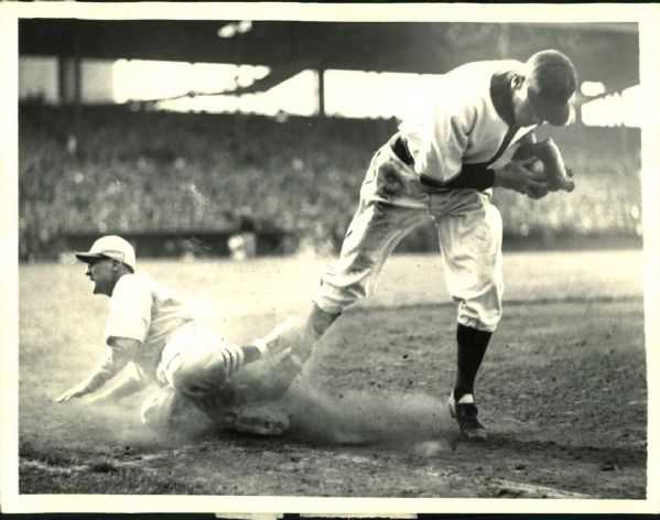 1933 Lonnie Warneke Chicago Cubs "The Sporting News Collection Archives" Original Photo (Sporting News Collection Hologram/MEARS Photo LOA)
