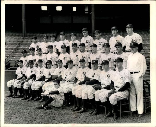 1942 New York Yankees World Series Chicago Sun-Times" Original 8" x 10" Photo (Sun Times Hologram/MEARS Type 1 Photo LOA)
