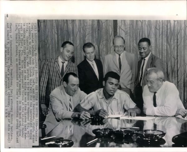 1964 Muhammad Ali Sign Contract to Fight Liston "Chicago Sun-Times Archives" Original 6" x 8" Photo (Chicago Sun-Times Hologram/MEARS Photo LOA)