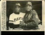 1972 Roberto Clemente Pittsburgh Pirates Willie Mays New York Mets "The Sporting News Collection Archives" Original Photo (Sporting News Collection Hologram/MEARS Photo LOA)