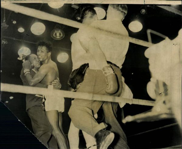 1957 Sugar Ray Robinson Defeats Gene Fullmer "The Sporting News Collection Archives" Original Photo (Sporting News Collection Hologram/MEARS Photo LOA)