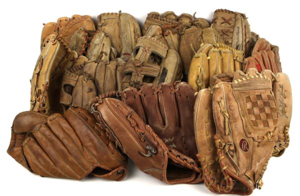 Baseball Hall of Fame Store Model Glove - Lot of 17