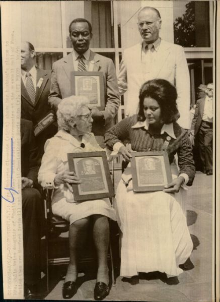 1973 Roberto Clementes Widow Baseball Hall of Fame "The Sporting News Collection Archives" Original 7.5" x 10" Photo (Sporting News Collection Hologram/MEARS Photo LOA)