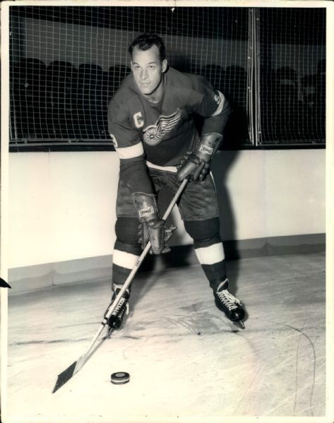 1960s circa Gordie Howe Detroit Red Wings "The Sporting News Collection Archives" Original 8" x 10" Photo (Sporting News Collection Hologram/MEARS Photo LOA)