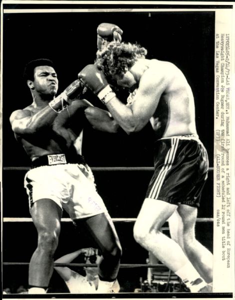 1973 Muhammad Ali Joe Bugner "The Chicago Sun-Times Collection Archives" Original Photo (Chicago Sun-Times Hologram/MEARS Photo LOA)