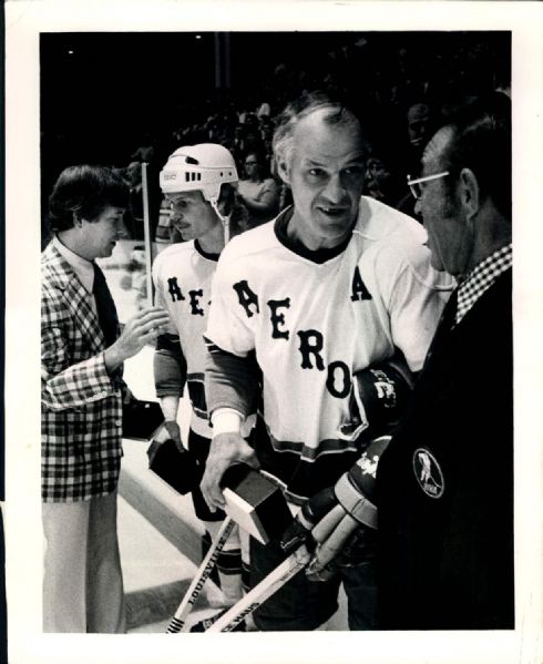 1973-77 circa Gordie Howe Houston Aeros (WHL) "The Sporting News Collection Archives" Original 8" x 10" Photo (Sporting News Collection Hologram/MEARS Photo LOA)