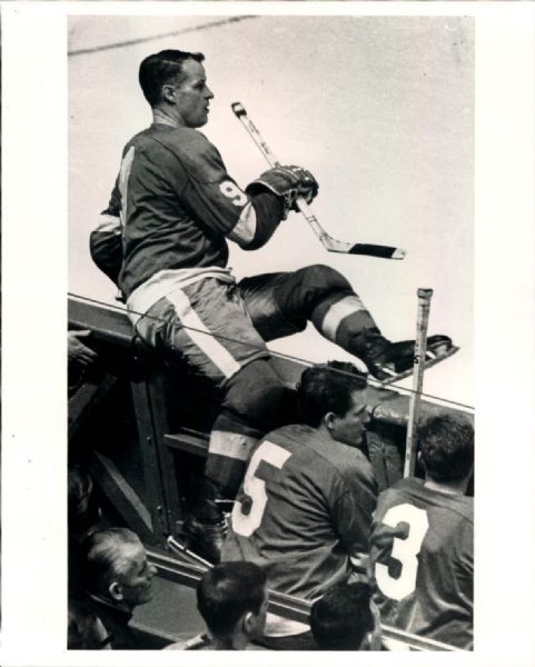 1946-70 Gordie Howe Detroit Red Wings "The Sporting News Collection Archives" 8" x 10" Modern Print (Sporting News Collection Hologram/MEARS Photo LOA)