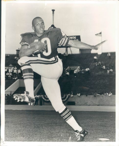 1966 Gale Sayers Chicago Bears "The Sporting News Collection Archives" Original 8" x 10" Photo (Sporting News Collection Hologram/MEARS Photo LOA)