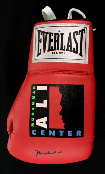 2005 Muhammad Ali Signed Muhammad Ali Center Everlast Boxing Glove - JSA 