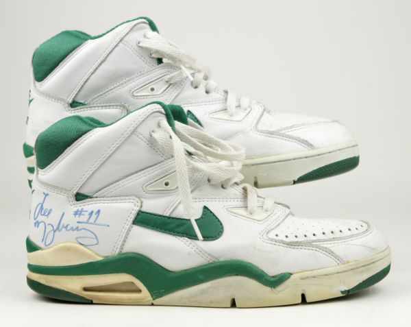 1992-93 Lee Mayberry Milwaukee Bucks Game Worn Signed Shoes (MEARS Auction LOA)