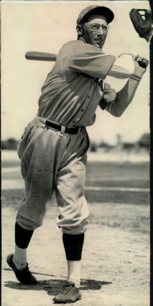 1934 Chick Hafey Cincinnati Reds "Boston Herald Archives" Original 4.5" x 9" Photo (Boston Herald Hologram/MEARS LOA)