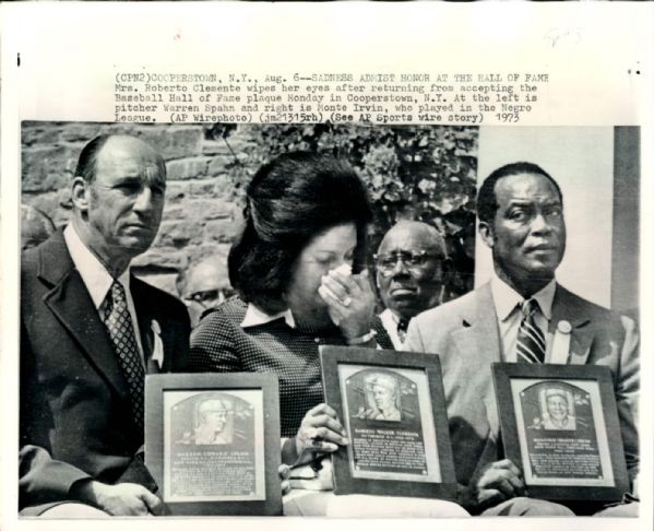 1973 Roberto Clemente Pittsburgh Pirates Seattle Times Archives" Original 8" x 10 " Photo (Seattle Times Hologram/MEARS LOA)